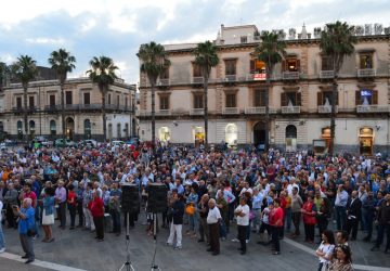 Comizio del sindaco Bonaccorsi. Opposizione al contrattacco