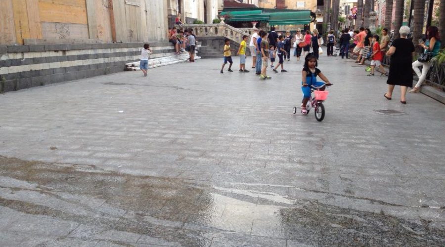 Aci Trezza, via Provinciale: fogna a cielo aperto. Interviene il Comune
