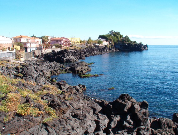 Acireale, aperti i solarium di Stazzo e Santa Tecla