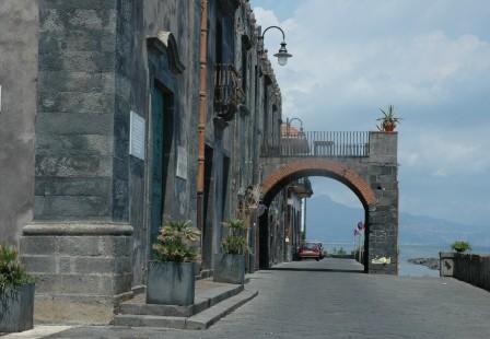Torre Archirafi, da stasera in vigore isola pedonale