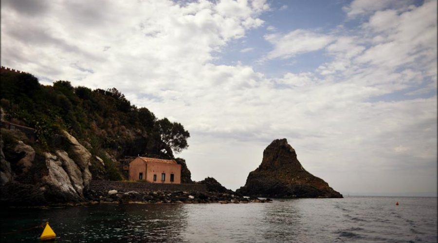 Aci Trezza, parcheggio di Capo Mulini: la parola ai Consigli comunali di Aci Castello e Acireale