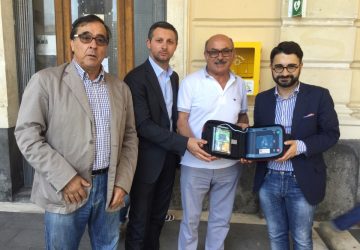 Riposto, collocato davanti al Comune defibrillatore automatico 