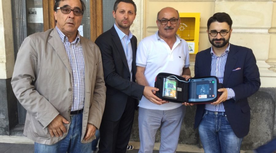 Riposto, collocato davanti al Comune defibrillatore automatico