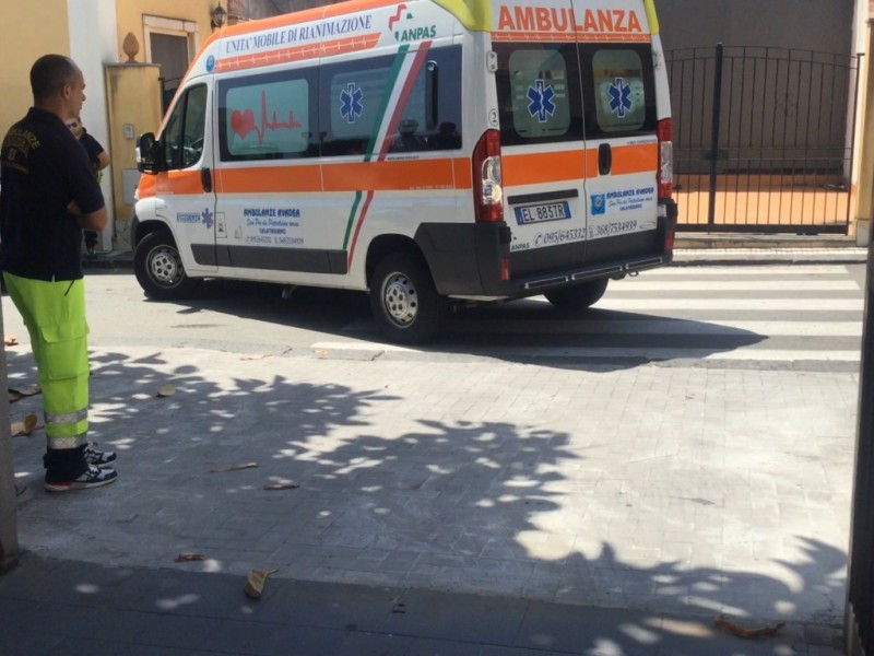 Riposto, minaccia di lanciarsi dal balcone. Salvato dai Cc