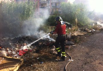 Giarre: incendio in via Romagna VD