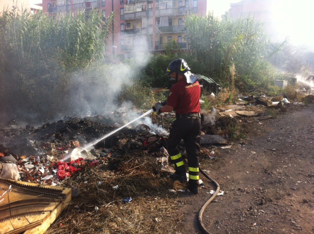 Giarre: incendio in via Romagna VD