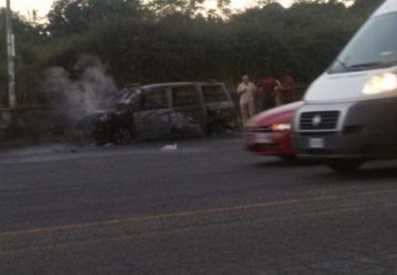 Giarre, auto prende fuoco al casello autostradale