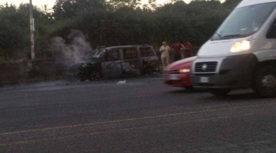 Giarre, auto prende fuoco al casello autostradale