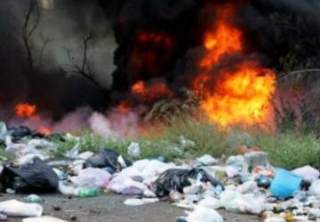 Catania, rogo in una discarica. Paura fra i residenti