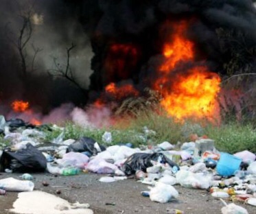 Catania, rogo in una discarica. Paura fra i residenti