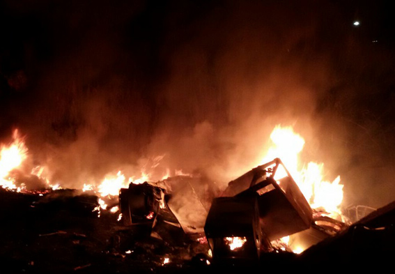 Giarre, a fuoco rifiuti ingombranti ed elettrodomestici in disuso. Intervento di Vvff e carabinieri