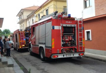 Santa Venerina, alba di fuoco in un appartamento. Salva una famiglia. Intervento dei vigili del fuoco
