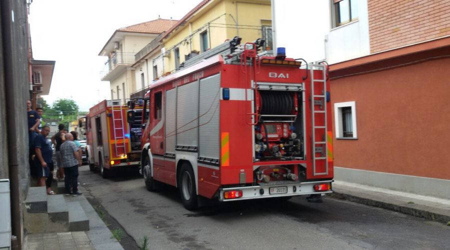 Santa Venerina, alba di fuoco in un appartamento. Salva una famiglia. Intervento dei vigili del fuoco