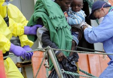 Catania: sbarcati 497 migranti. Sulla nave anche il cadavere di una donna