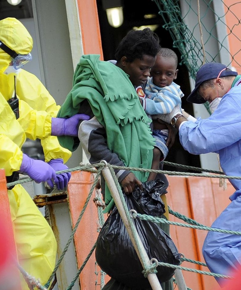 Catania: sbarcati 497 migranti. Sulla nave anche il cadavere di una donna