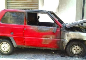 Auto incendiata a Francavilla di Sicilia: nessun sospetto da parte del proprietario