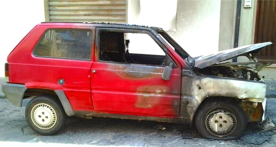Auto incendiata a Francavilla di Sicilia: nessun sospetto da parte del proprietario