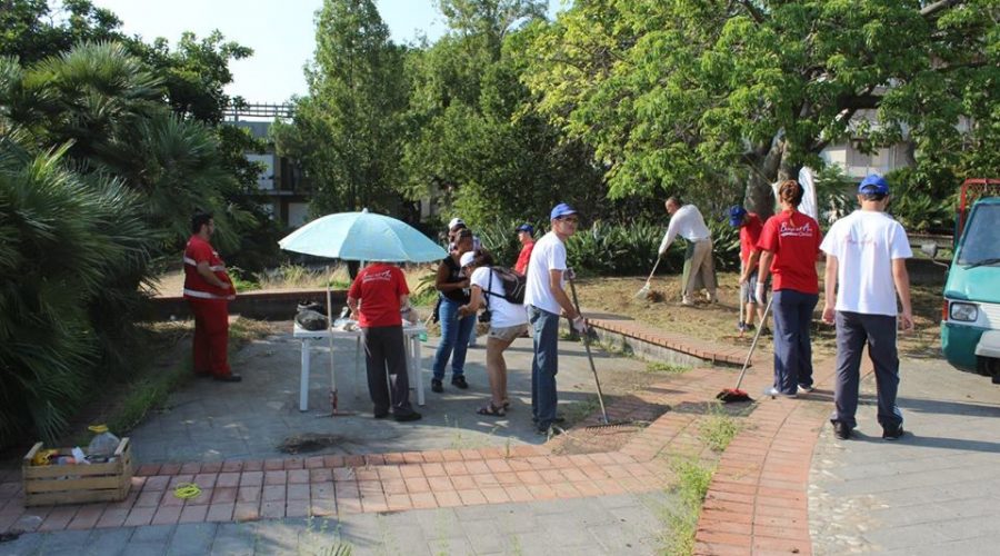 Giarre, ripulito dai volontari Largo Cismon del Grappa. Ed il pericolo siringhe?