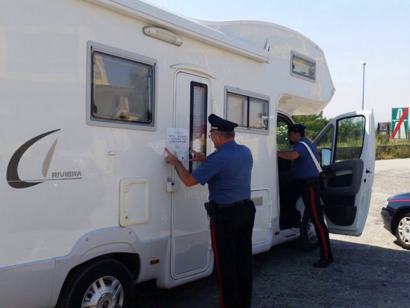 Catania, camper dell’amore alla Playa: sfruttava le prestazioni hot della compagna. Arrestato