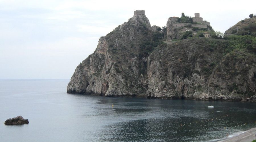 Sant’Alessio: yacht si arena, salvo l’equipaggio