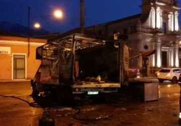 Trepunti, in fiamme camion di crispelle