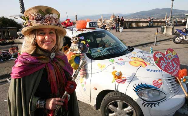 Riposto: incontro con Caterina Bellandi a bordo del suo taxi del sorriso