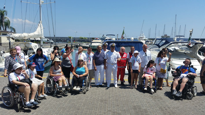 Giovani disabili del Campo Lions Italia in visita al Marina di Riposto