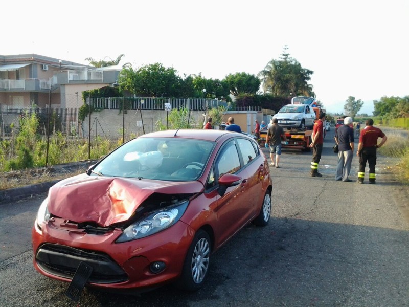 Fondachello, incidente in via Parallela: 4 feriti