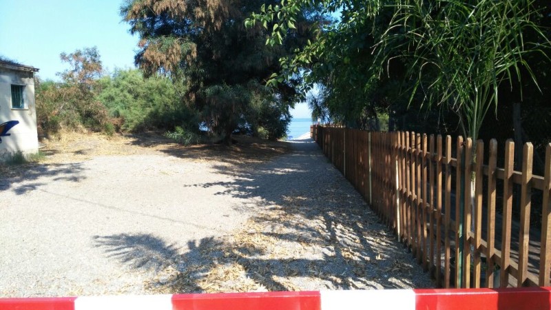 Marina di Cottone: sempre meno servizi in spiaggia. Stoccata del M5S