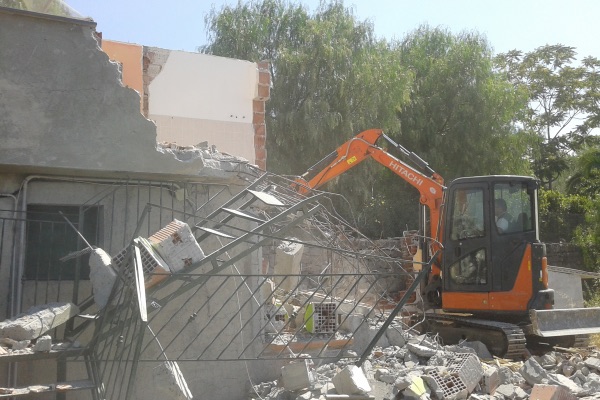 Adrano, abusivismo edilizio: demolita casa abusiva