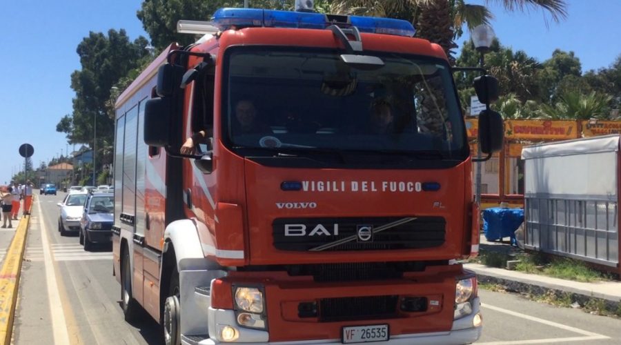 Macchia, vasto incendio in contrada Coste