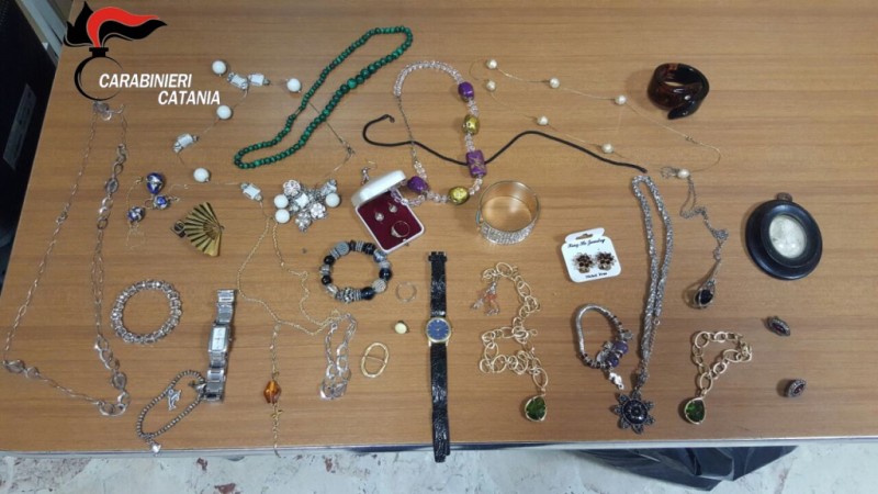 Aci Sant’Antonio: topi d’appartamento pizzicati con la refurtiva