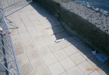 Riposto, crolla porzione marciapiede lungomare. Il sindaco: subito i lavori