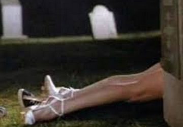 Il piacere di un brivido: fanno sesso al cimitero. Denunciati