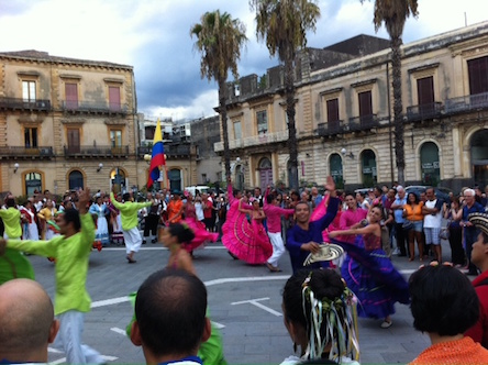 Giarre narcotizzata si sveglia dal lungo torpore. Ma dura poco. Il tempo di una sfilata