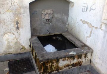 Aci Trezza: antico lavatoio nel totale degrado