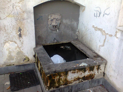 Aci Trezza: antico lavatoio nel totale degrado