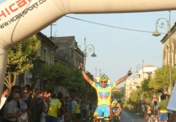 Ciclismo: il paternese Giuseppe Zingale trionfa ad Aci S. Antonio