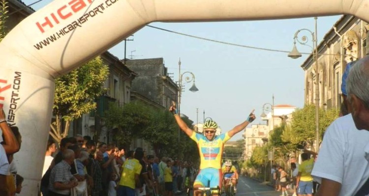 Ciclismo: il paternese Giuseppe Zingale trionfa ad Aci S. Antonio