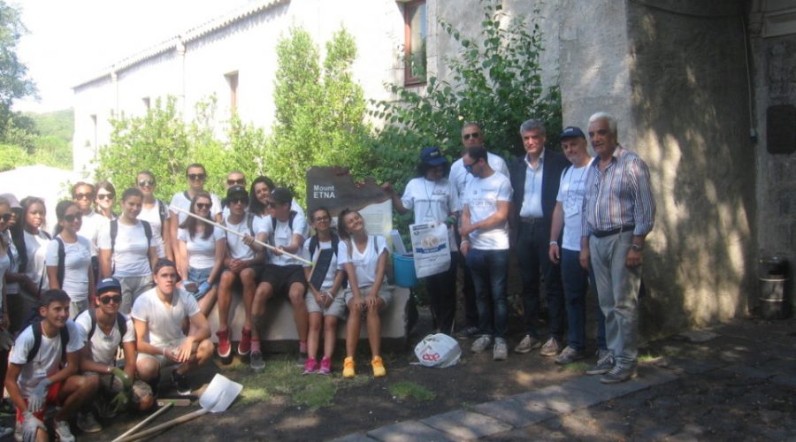 Etna: i ragazzi del Kiwanis ripuliscono area del Parco