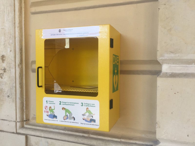 Riposto, danneggiata teca defibrillatore 118. Il sindaco: Atto deplorevole
