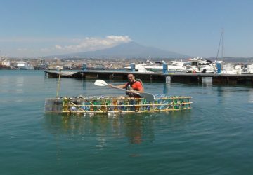 Una canoa di bottiglie di plastica per sensibilizzare al riciclo
