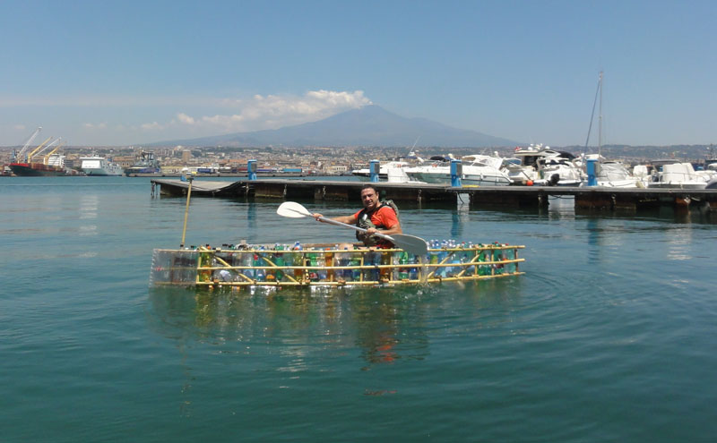 Una canoa di bottiglie di plastica per sensibilizzare al riciclo