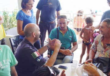 Gay fuori dal lido: scoppia la pace. Resta il dubbio sulla bufala