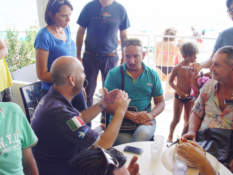 Gay fuori dal lido: scoppia la pace. Resta il dubbio sulla bufala