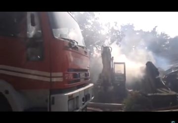 Acireale: distrutto dalle fiamme capannone artigianale VIDEO