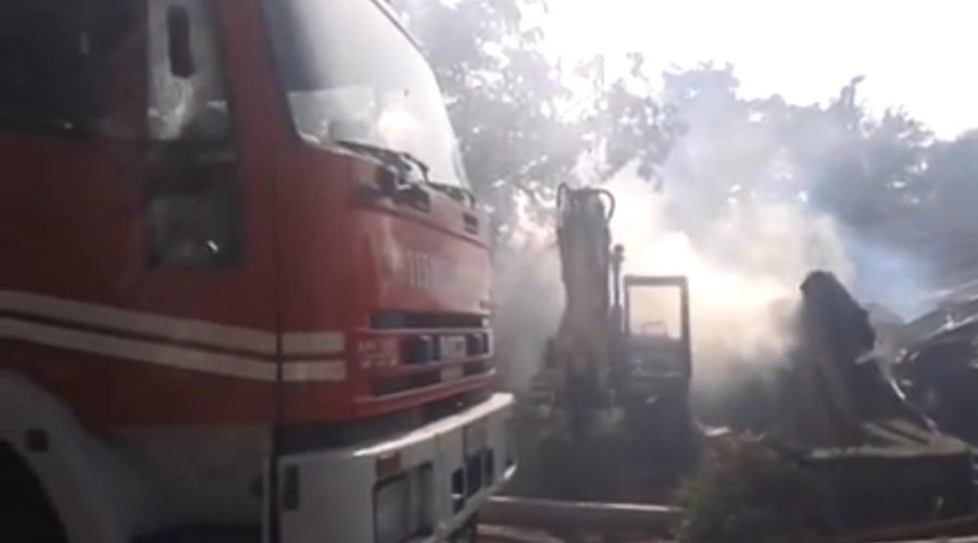 Acireale: distrutto dalle fiamme capannone artigianale VIDEO