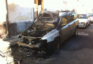 Giarre, duplice incendio auto nella notte