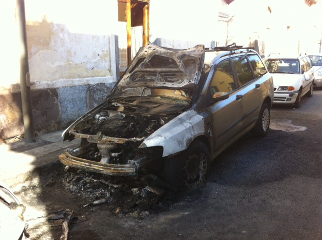 Giarre, duplice incendio auto nella notte