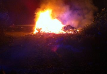Giarre, vasto incendio terreno via Foscolo